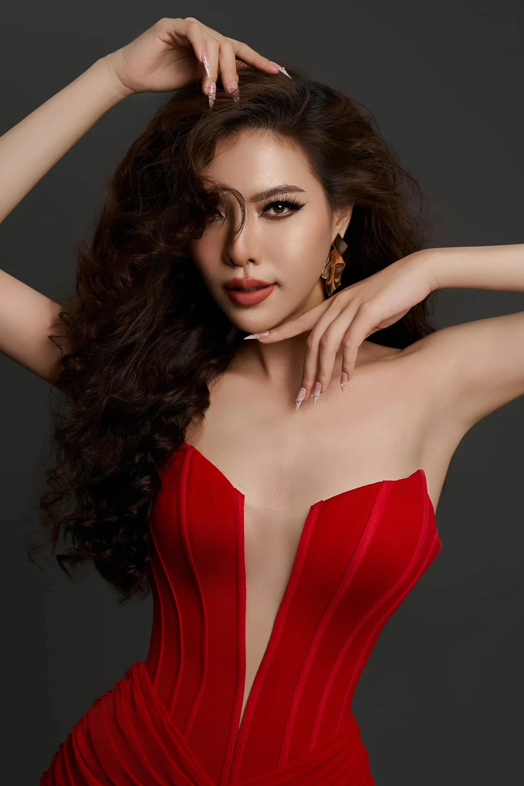 Xuân Hạnh sốc trước profile Thu Thảo, Hạnh Nguyên, Uyên Thảo thi Miss Cosmo VN - Hình 5