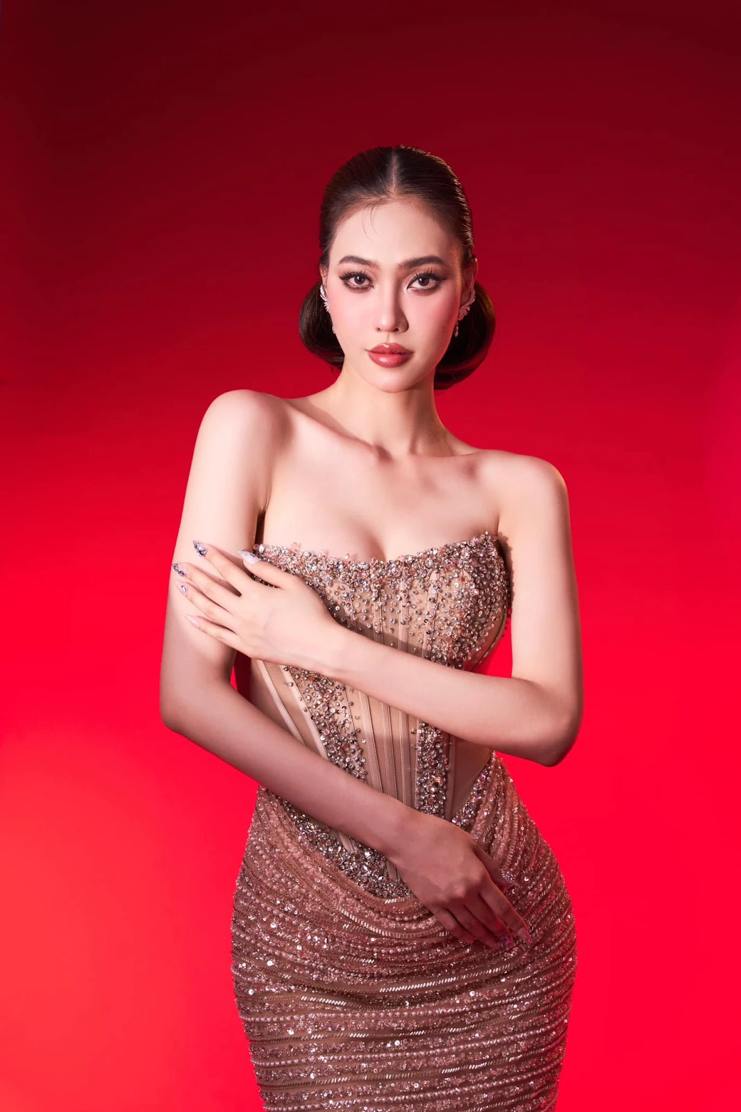 Xuân Hạnh sốc trước profile Thu Thảo, Hạnh Nguyên, Uyên Thảo thi Miss Cosmo VN - Hình 2