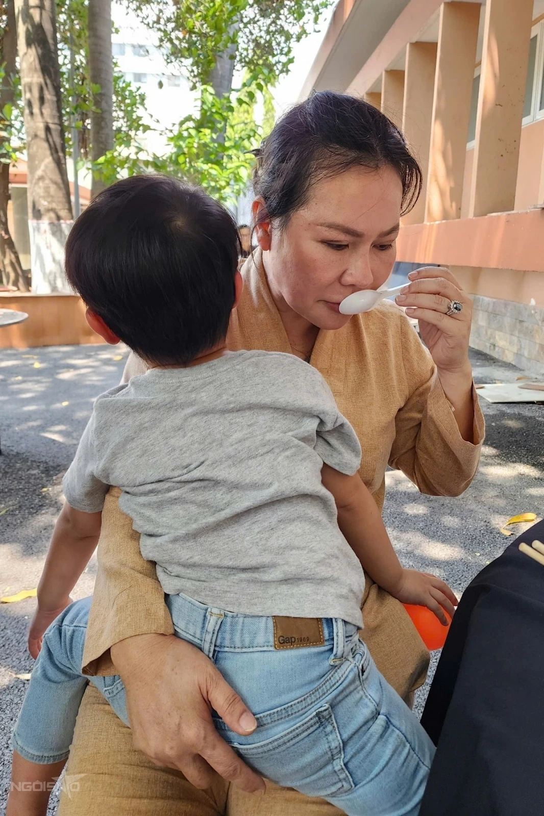 Lễ nhập quan Quý Bình: Vợ và mẹ gào khóc lúc khâm liệm, an ninh thắt chặt - Hình 2
