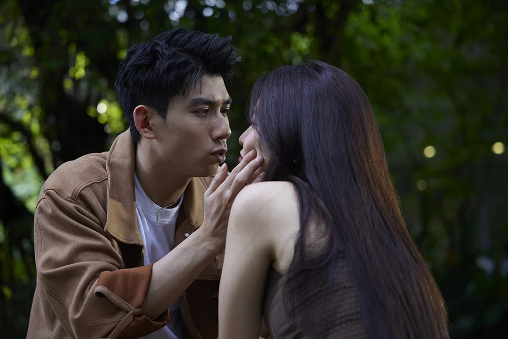 Rộ ảnh Quyên Qui hôn đàn ông lạ, nghi có bồ mới sau 1 tháng chia tay Wukong? - Hình 2