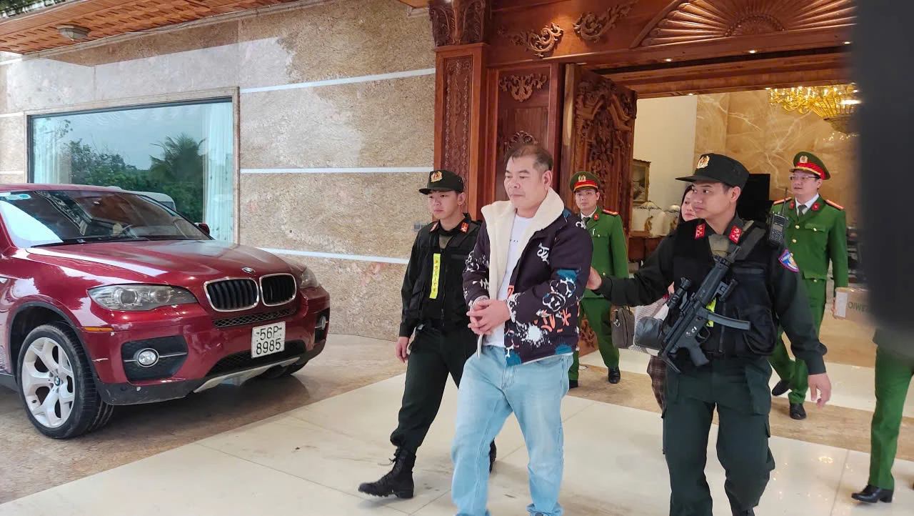 Trùm giang hồ Tuấn trắng bị công an Phú Thọ bắt giữ, lục soát biệt phủ bí ẩn - Hình 3