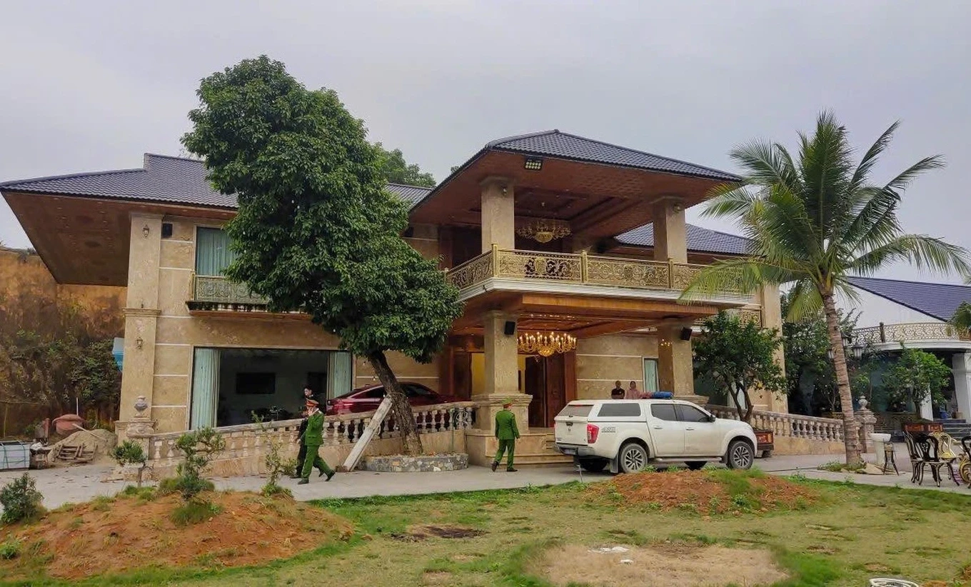 Trùm giang hồ Tuấn trắng bị công an Phú Thọ bắt giữ, lục soát biệt phủ bí ẩn - Hình 4