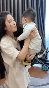 Vợ Đoàn Văn Hậu ngồi ăn mì cũng gây sốt, vợ Quang Hải tàn tạ - Hình 7