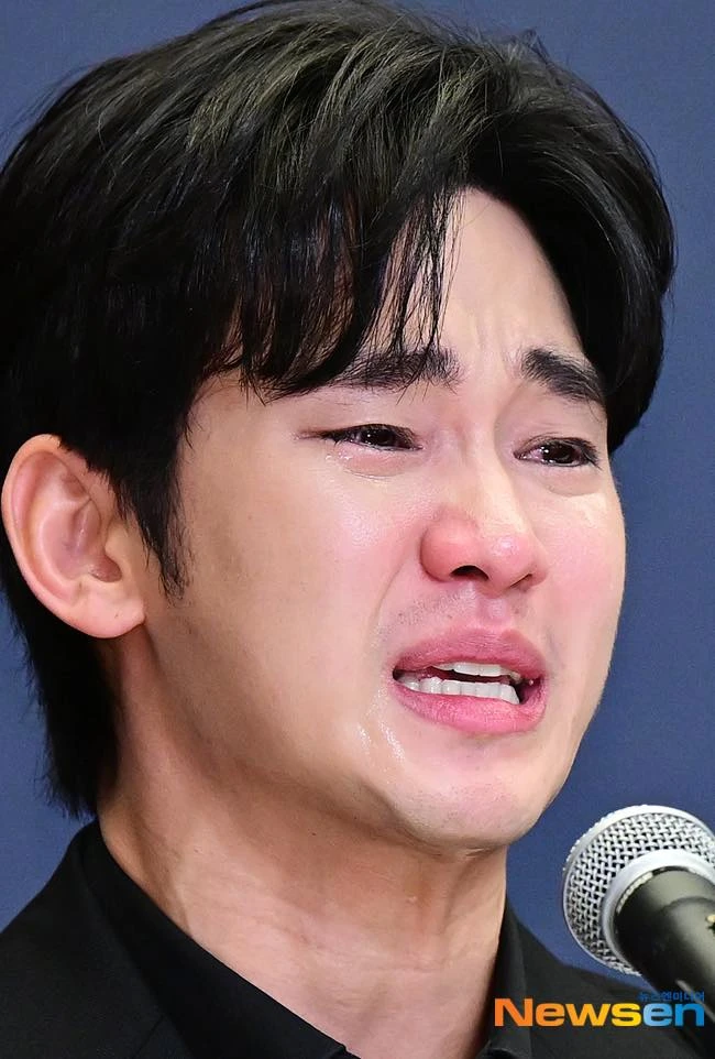 Kim Soo Hyun mở họp báo, khóc hơn 30 phút, thừa nhận hèn nhát - Hình 3