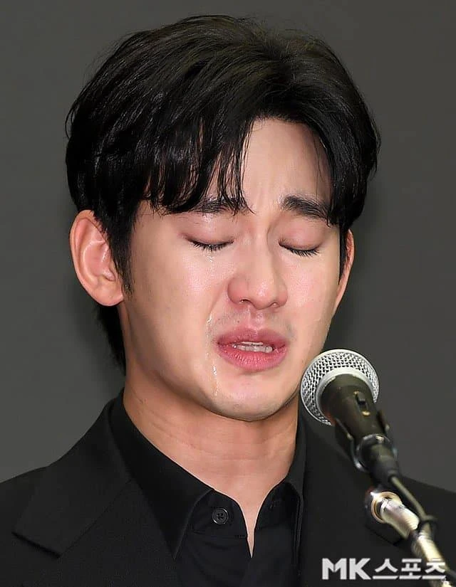 Kim Soo Hyun mở họp báo, khóc hơn 30 phút, thừa nhận hèn nhát - Hình 1
