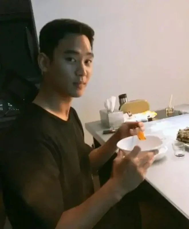 Lịch sử hẹn hò rối rắm của Kim Soo Hyun - Kim Sae Ron: Xuất hiện 2 nhân vật trên trời rơi xuống - Hình 4