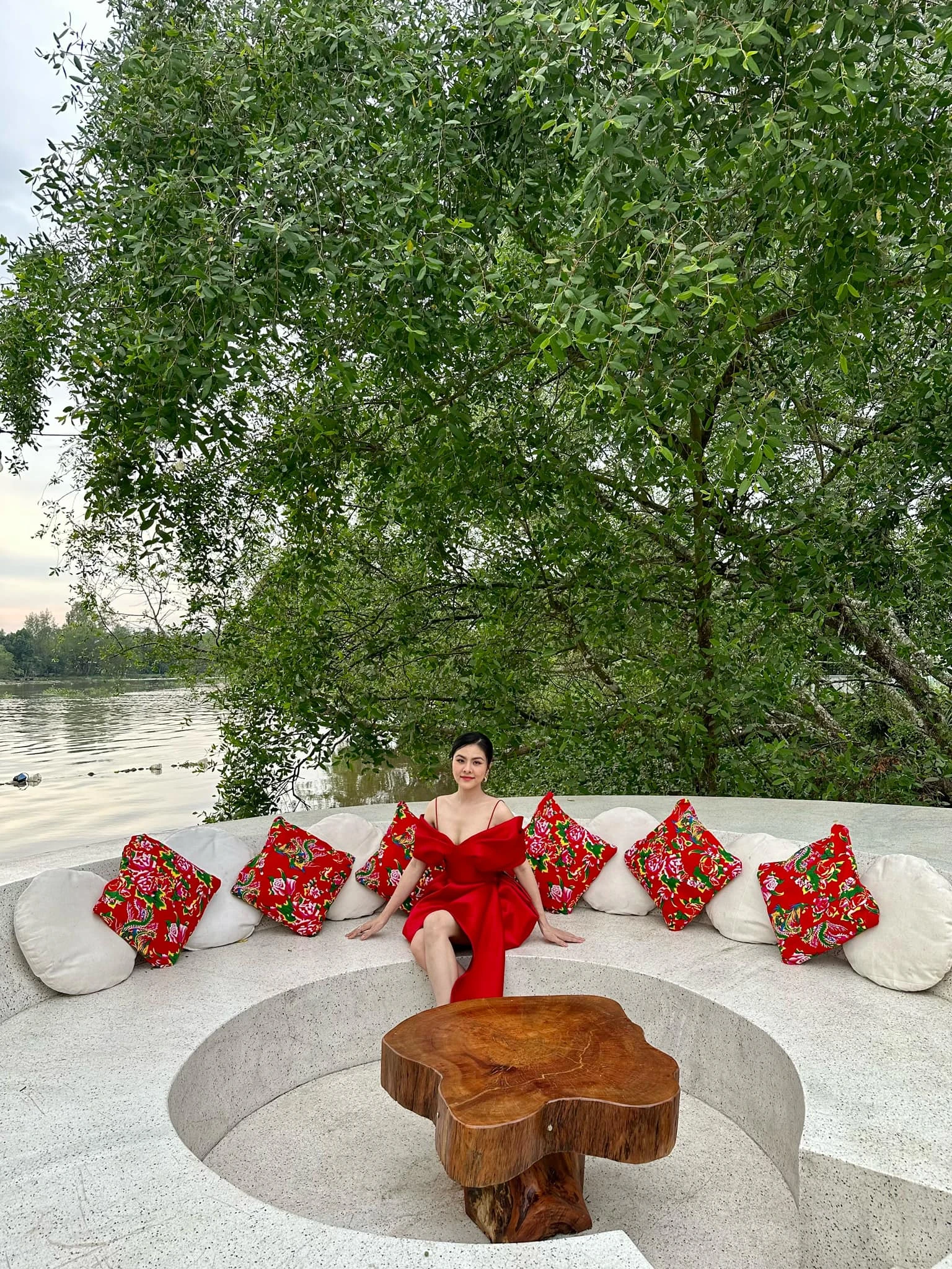 Nữ diễn viên sở hữu nhà 1000m2 ở Quận 7, khu du lịch 50.000m2 ở Tiền Giang, sinh 4 con vẫn đẹp - Hình 2