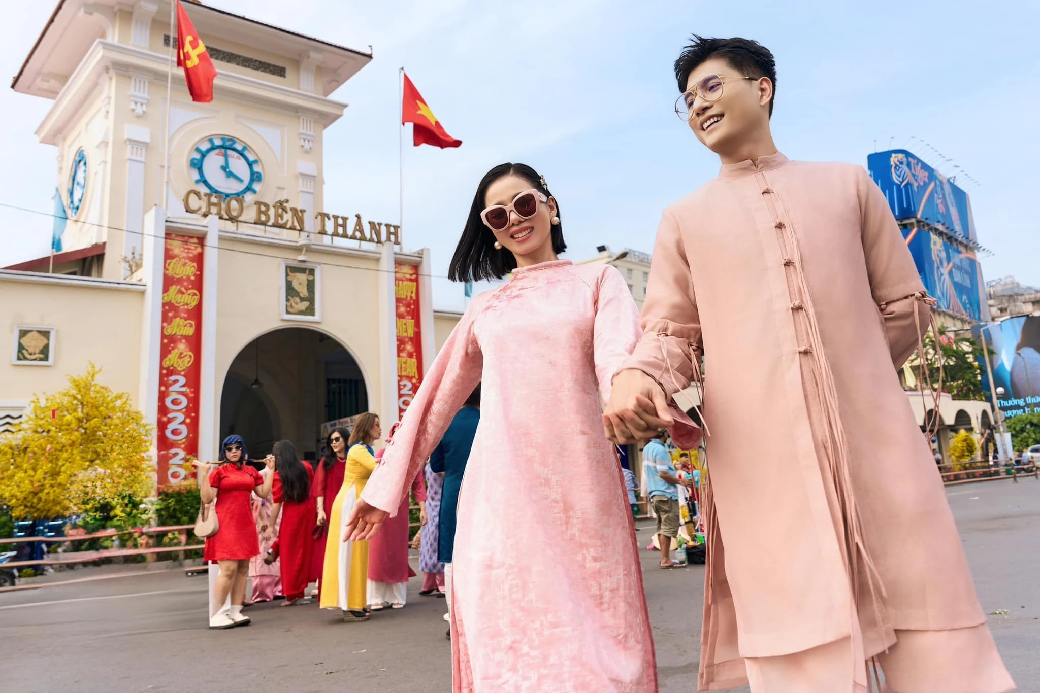 Lệ Quyên đón tuổ.i 44: Sắc vóc gợi cảm, hạnh phúc bên tình trẻ và con trai - Hình 3