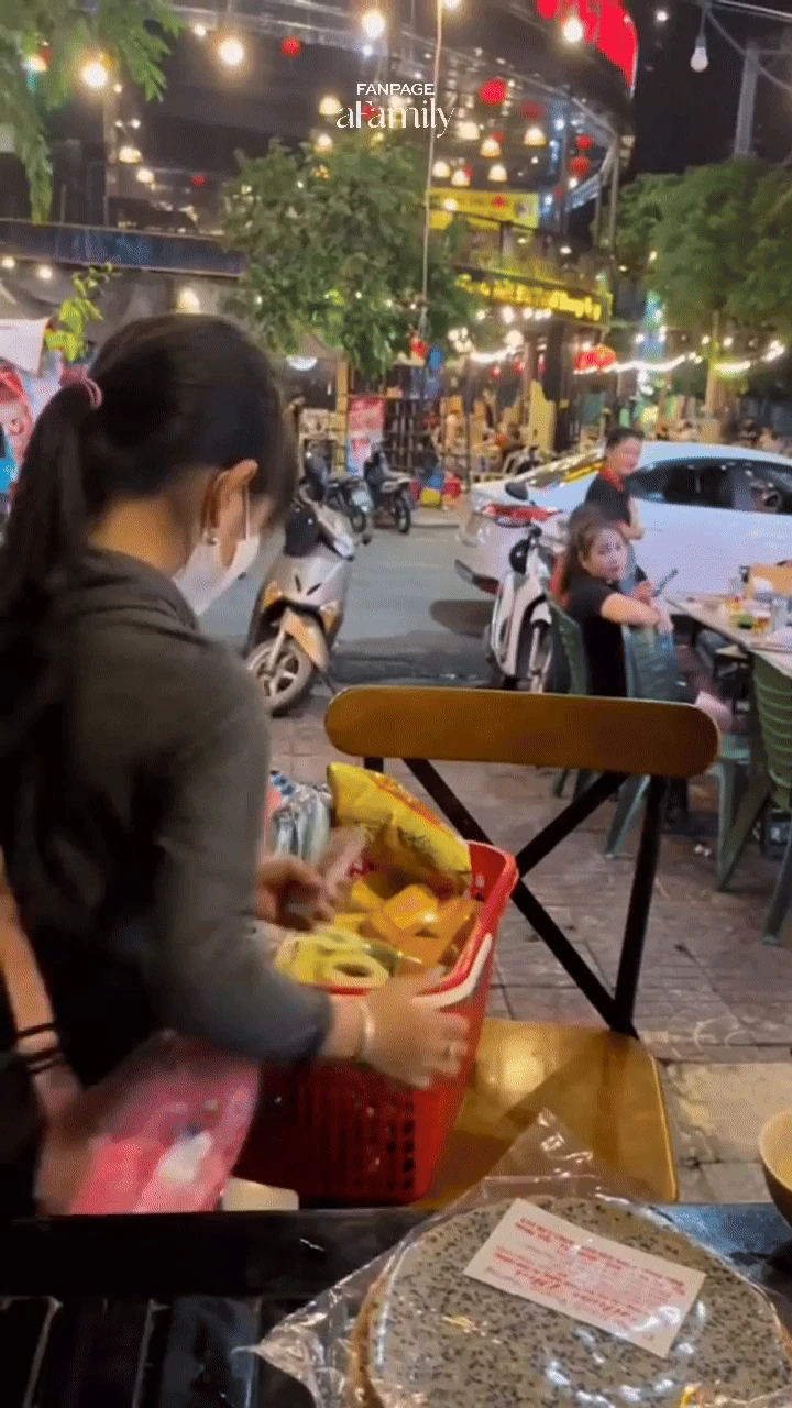 Phản ứng của bé gái bán hàng rong khi được khách cho tiền khiến dân mạng khen hết lời: Quá hiểu chuyện và tinh tế! - Hình 2