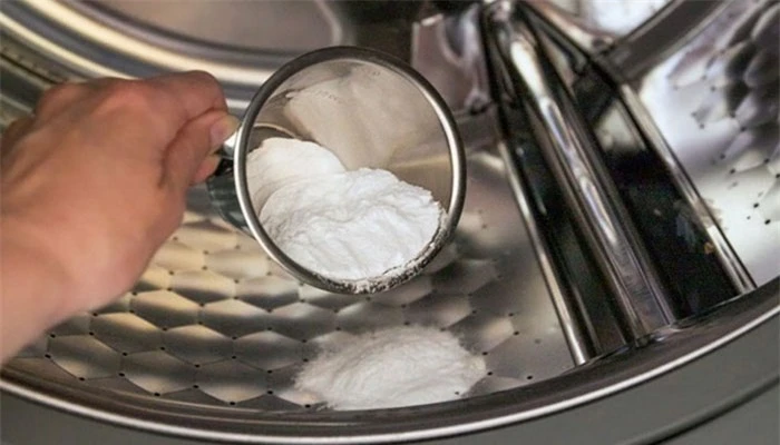 Rắc 1 nắm muối trắng vào máy giặt, tưởng nghịch dại ai ngờ hiệu quả hơn cả vàng mười - Hình 2