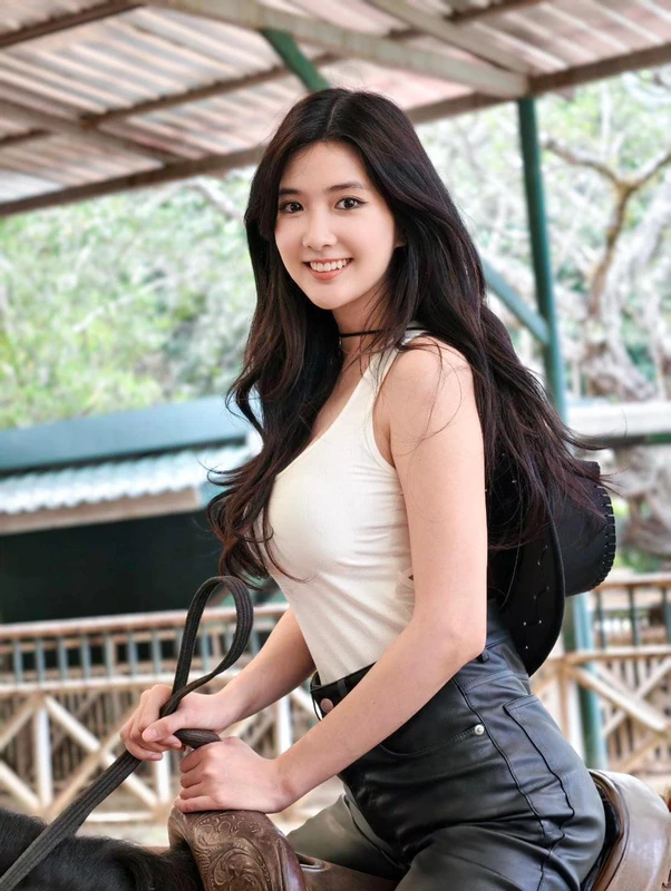 Streamer gây sốt với trend băng keo lên đồ hở bạo, nhún nhảy bất chấp vì fan? - Hình 1