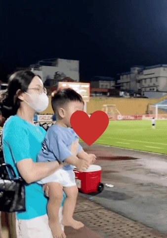 Tóm dính Chu Thanh Huyền đưa con trai đến SVĐ cổ vũ Quang Hải, vóc dáng và thái độ khác hẳn lúc sống ảo trên mạng - Hình 1