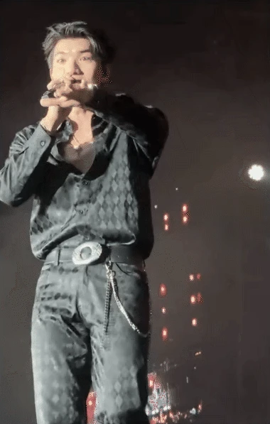 HIEUTHUHAI lần đầu hát live Nước Mắt Cá Sấu: Nghe fanchant là biết đủ trình hay không! - Hình 1