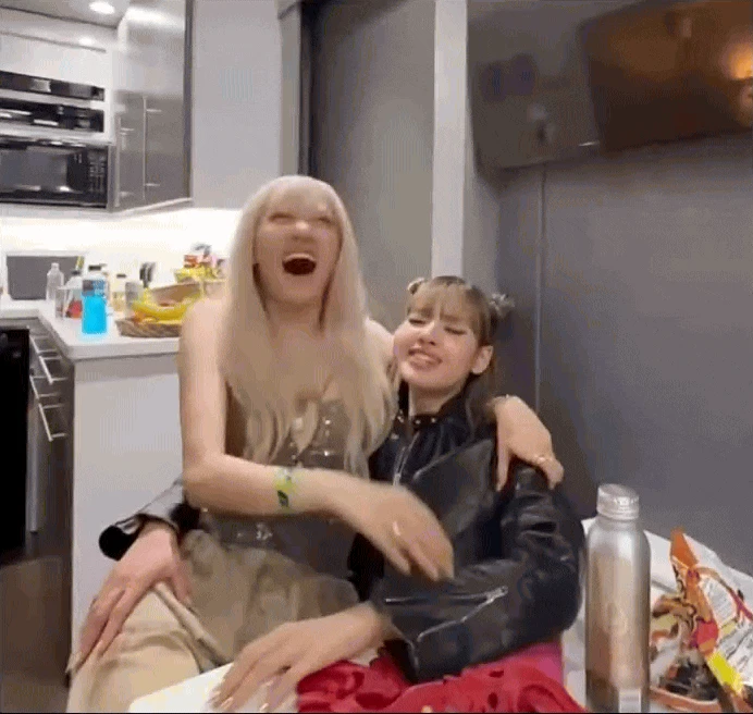 Lisa bị Rosé vật ngã sau cánh gà, cameraman bắt cận liên tục, lộ thứ bất ngờ? - Hình 4