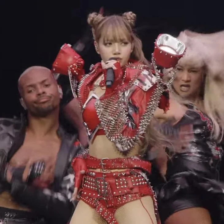 Lisa bị Rosé vật ngã sau cánh gà, cameraman bắt cận liên tục, lộ thứ bất ngờ? - Hình 6