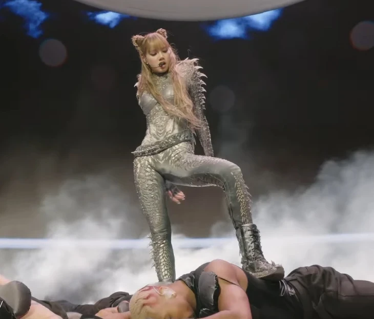 Lisa bị Rosé vật ngã sau cánh gà, cameraman bắt cận liên tục, lộ thứ bất ngờ? - Hình 7