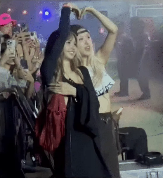 3 thành viên BLACKPINK hội tụ bùng nổ Coachella, Lisa công khai bạn trai trước bàn dân thiên hạ? - Hình 6