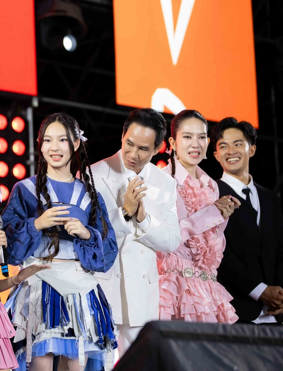 Ái nữ Lý Hải bị cha bắt bán vé số, hiếm hoi lột xác visual đẹp lấn át dàn cast - Hình 5