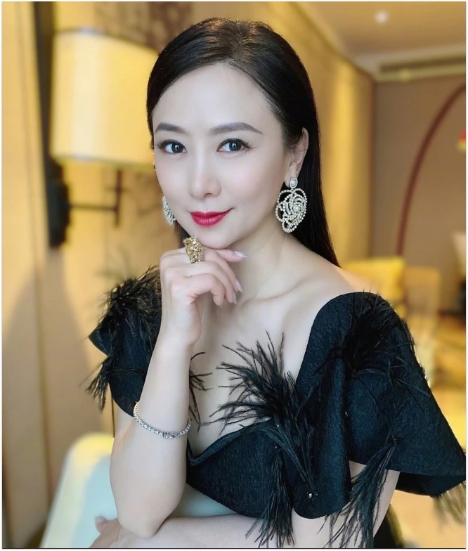 Hoa hậu đẹp hơn Thư Kỳ, đóng phim cấm tr.ẻ e.m tái xuất, nhan sắc tuổ.i U60 sốc - Hình 5