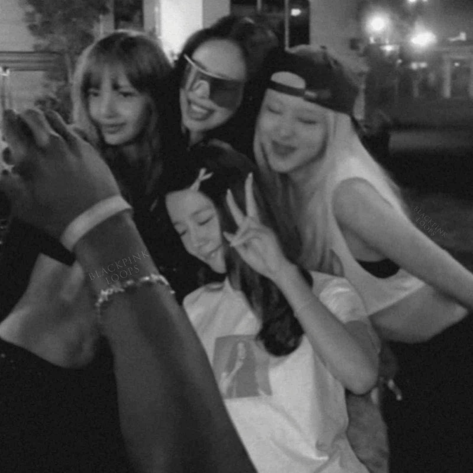Jisoo bí mật đến Coachella cổ vũ Jennie, ảnh tái hợp của BLACKPINK gây sốt? - Hình 4
