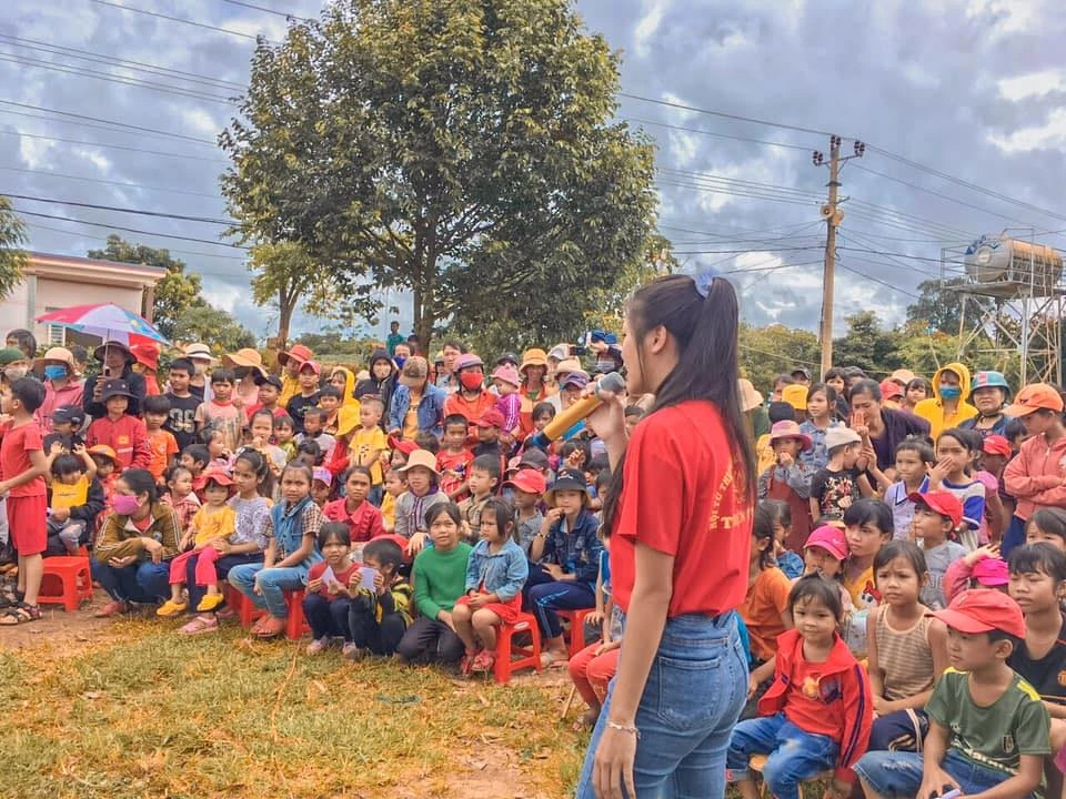 Nữ phiên dịch 10X đi ngược chiều gió, trở về quê nhà để giúp người nghèo - Hình 2