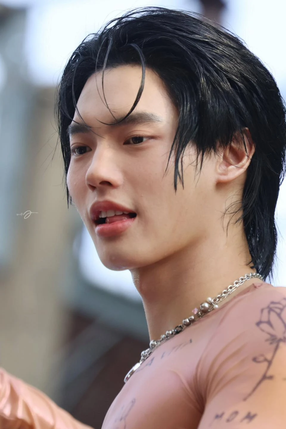 Win Metawin đẹp điên đi lễ hội té nước, Mai Ngô gây tranh cãi vì 1 điều - Hình 4
