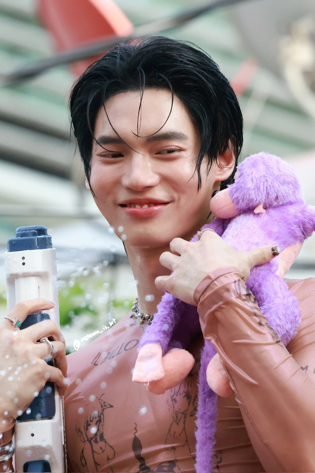 Win Metawin đẹp điên đi lễ hội té nước, Mai Ngô gây tranh cãi vì 1 điều - Hình 1
