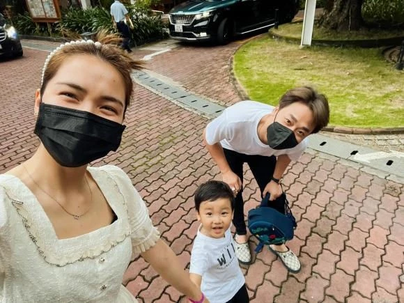 Bé Bo - Con trai Hoà Minzy nói 4 chữ với bố ruột, Văn Toàn nếp 1 bên - Hình 3