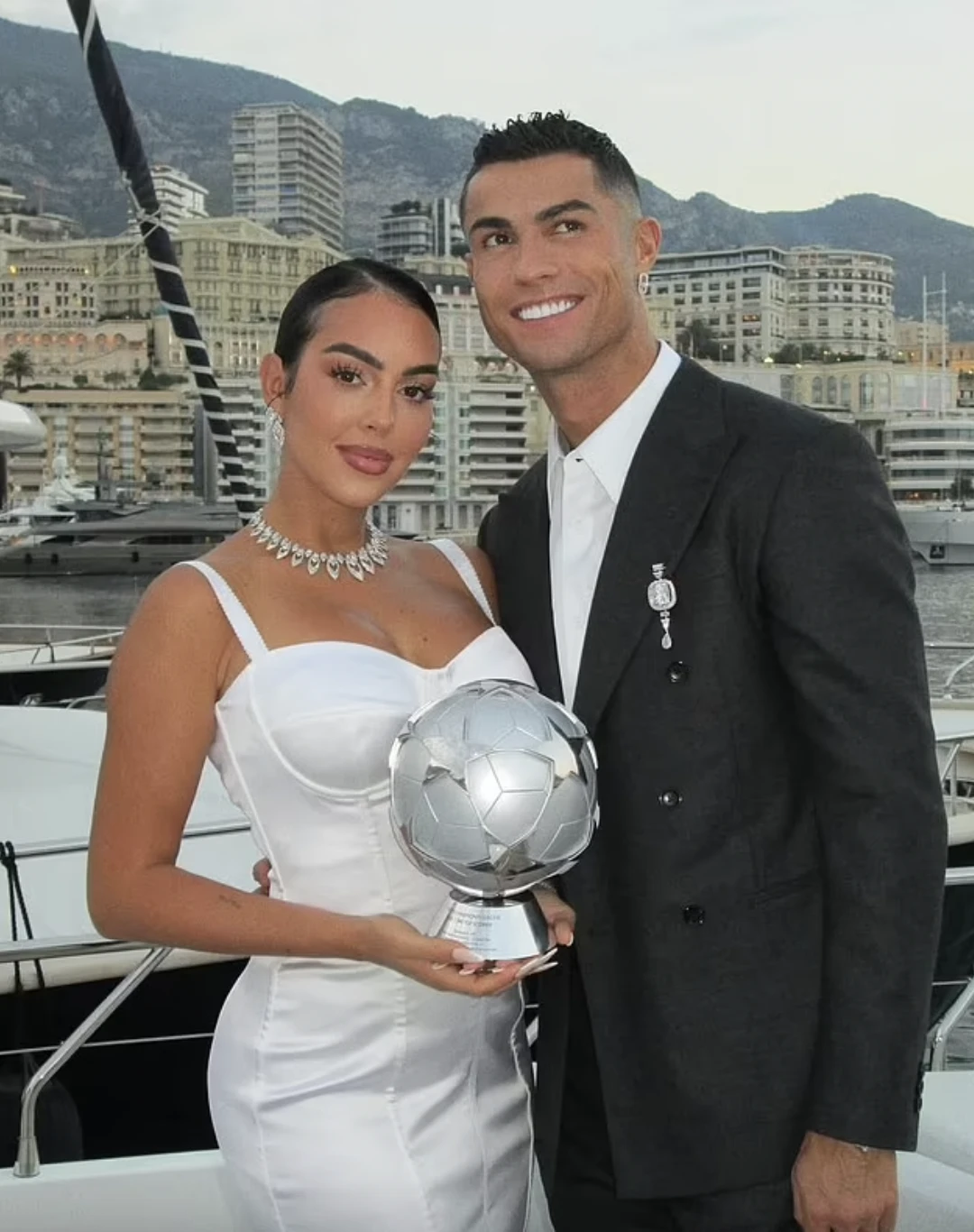 Georgina làm lộ chuyện Ronaldo cầu hôn, fan lót dép chờ ngày ăn cưới online? - Hình 3