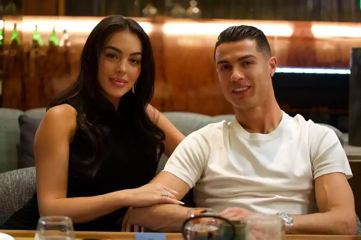 Georgina làm lộ chuyện Ronaldo cầu hôn, fan lót dép chờ ngày ăn cưới online? - Hình 6