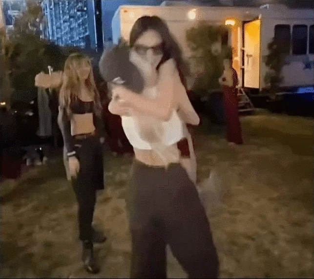 Hot: 2 triệu người xem Rosé (BLACKPINK) và bạn trai công khai thân mật sát rạt tại Coachella? - Hình 6