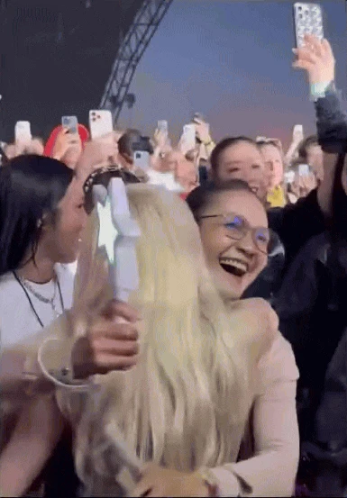 Hot: 2 triệu người xem Rosé (BLACKPINK) và bạn trai công khai thân mật sát rạt tại Coachella? - Hình 3