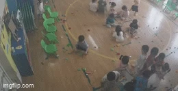 Xôn xao clip cô giáo mầm non lôi bé 22 tháng tuổi vào góc khuất camera, diễn biến sau đó càng xem càng phẫn nộ - Hình 1