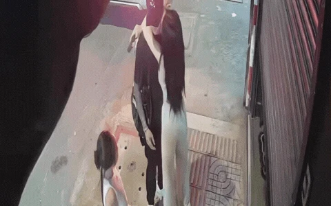 Camera an ninh ghi lại cảnh 1 đôi Vbiz hôn nhau giữa phố, 2 em bé đứng bên cạnh có hành động khó ngờ - Hình 1