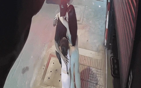 Camera an ninh ghi lại cảnh 1 đôi Vbiz hôn nhau giữa phố, 2 em bé đứng bên cạnh có hành động khó ngờ - Hình 2