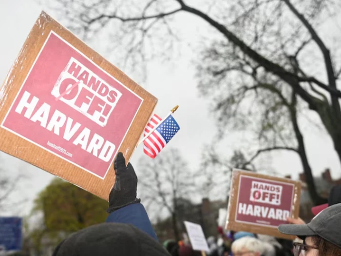 Harvard đối đầu ông Trump, bị cắt viện trợ tỷ USD, tước quyền tuyển du học sinh? - Hình 4