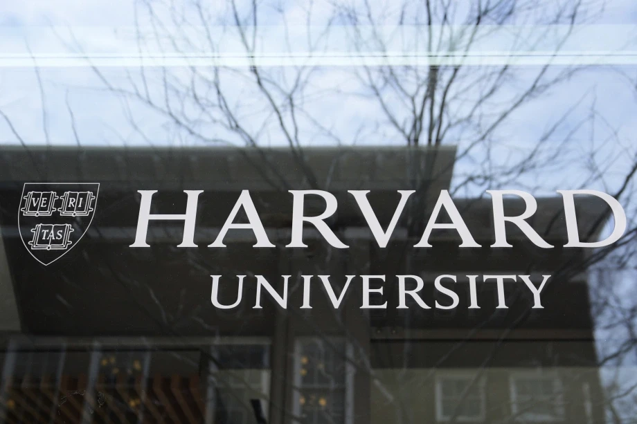 Harvard đối đầu ông Trump, bị cắt viện trợ tỷ USD, tước quyền tuyển du học sinh? - Hình 3