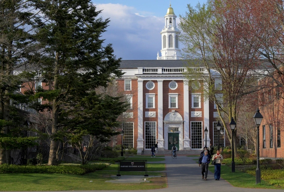 Harvard đối đầu ông Trump, bị cắt viện trợ tỷ USD, tước quyền tuyển du học sinh? - Hình 6