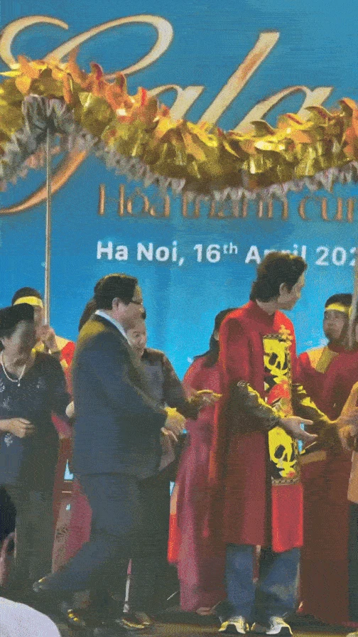 Lần đầu tiên Xuân Hinh diễn Bắc Bling cùng Hoà Minzy, Thủ tướng Phạm Minh Chính nói 1 câu khiến dân Bắc Ninh phổng mũi tự hào! - Hình 5