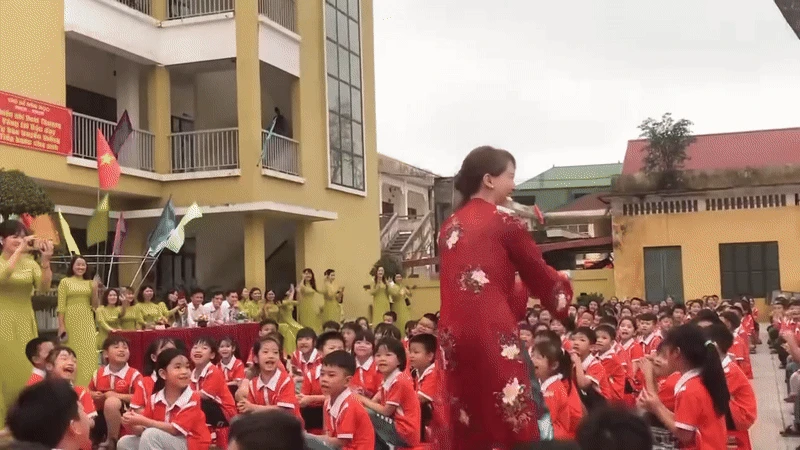 Nhàn như Hòa Minzy: Diễn Bắc Bling được đội quân chưa mọc răng hát long trời lở đất không trật nhịp nào - Hình 4