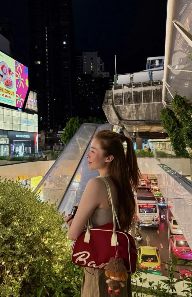 Quân A.P check-in tại Thái Lan cùng hot girl, bị CĐM truy lùng danh tính gây sốt - Hình 2