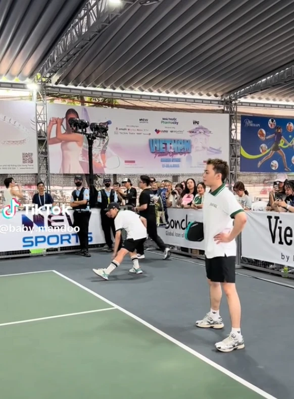 Quân A.P trốn vợ tụ tập ở sân Pickleball, bắt tay NEGAV sân si người hâm mộ? - Hình 4