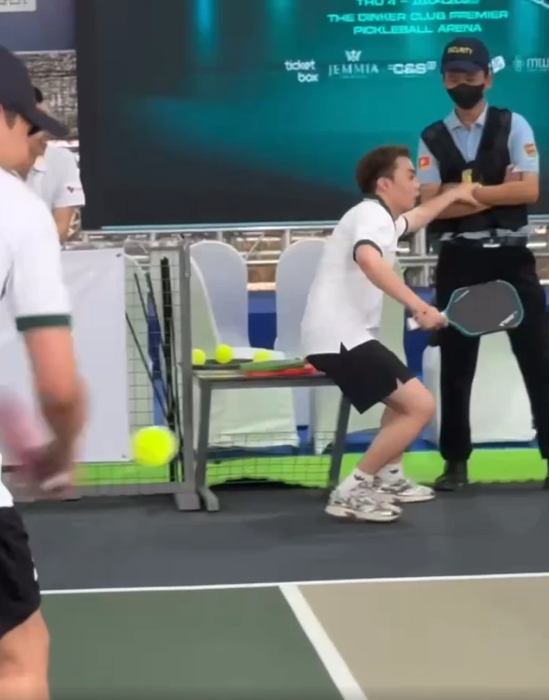 Quân A.P trốn vợ tụ tập ở sân Pickleball, bắt tay NEGAV sân si người hâm mộ? - Hình 5