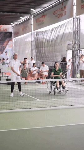 Bị dân mạng phản ứng mạnh vì ngồi xe lăn chơi pickleball, Kỳ Hân - vợ Mạc Hồng Quân lên tiếng giải thích - Hình 1
