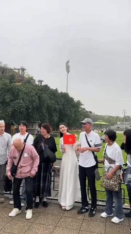 Dàn WAGs xinh đẹp diện áo dài, cầm cờ Việt Nam yêu nước: Doãn Hải My hay Chu Thanh Huyền ấn tượng hơn? - Hình 4