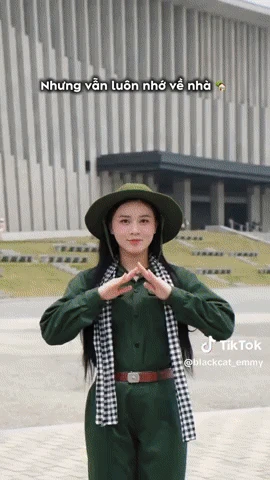 Dàn WAGs xinh đẹp diện áo dài, cầm cờ Việt Nam yêu nước: Doãn Hải My hay Chu Thanh Huyền ấn tượng hơn? - Hình 5