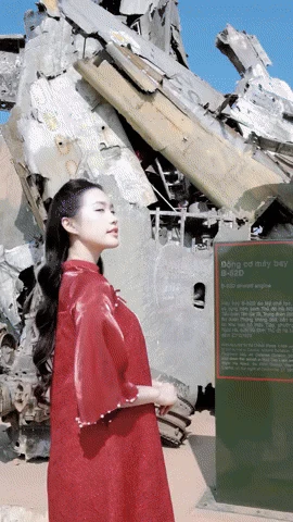 Dàn WAGs xinh đẹp diện áo dài, cầm cờ Việt Nam yêu nước: Doãn Hải My hay Chu Thanh Huyền ấn tượng hơn? - Hình 6