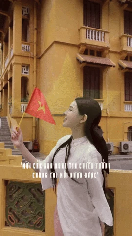 Dàn WAGs xinh đẹp diện áo dài, cầm cờ Việt Nam yêu nước: Doãn Hải My hay Chu Thanh Huyền ấn tượng hơn? - Hình 1