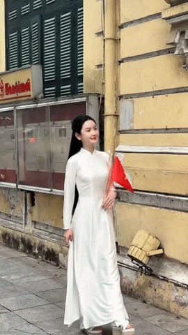 Dàn WAGs xinh đẹp diện áo dài, cầm cờ Việt Nam yêu nước: Doãn Hải My hay Chu Thanh Huyền ấn tượng hơn? - Hình 3