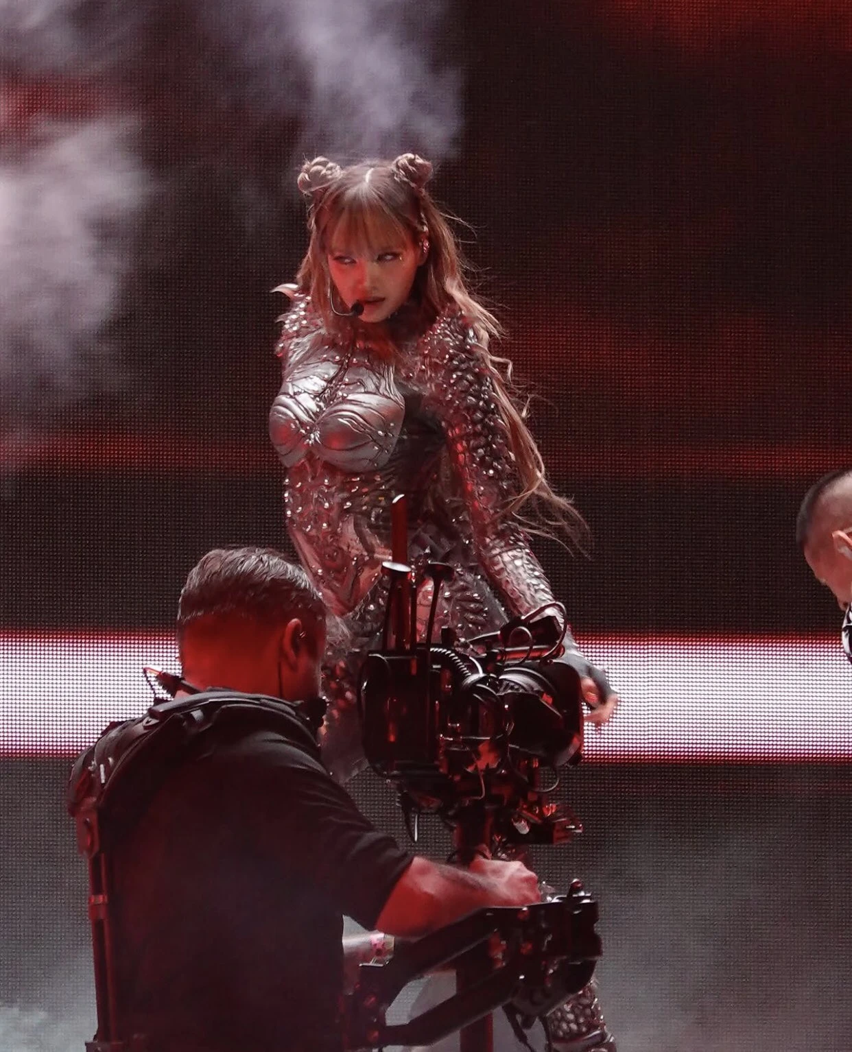 Lisa nhảy dung tục bất chấp, bất ngờ vượt mặt Jennie và đàn chị về 1 thứ sốc? - Hình 1